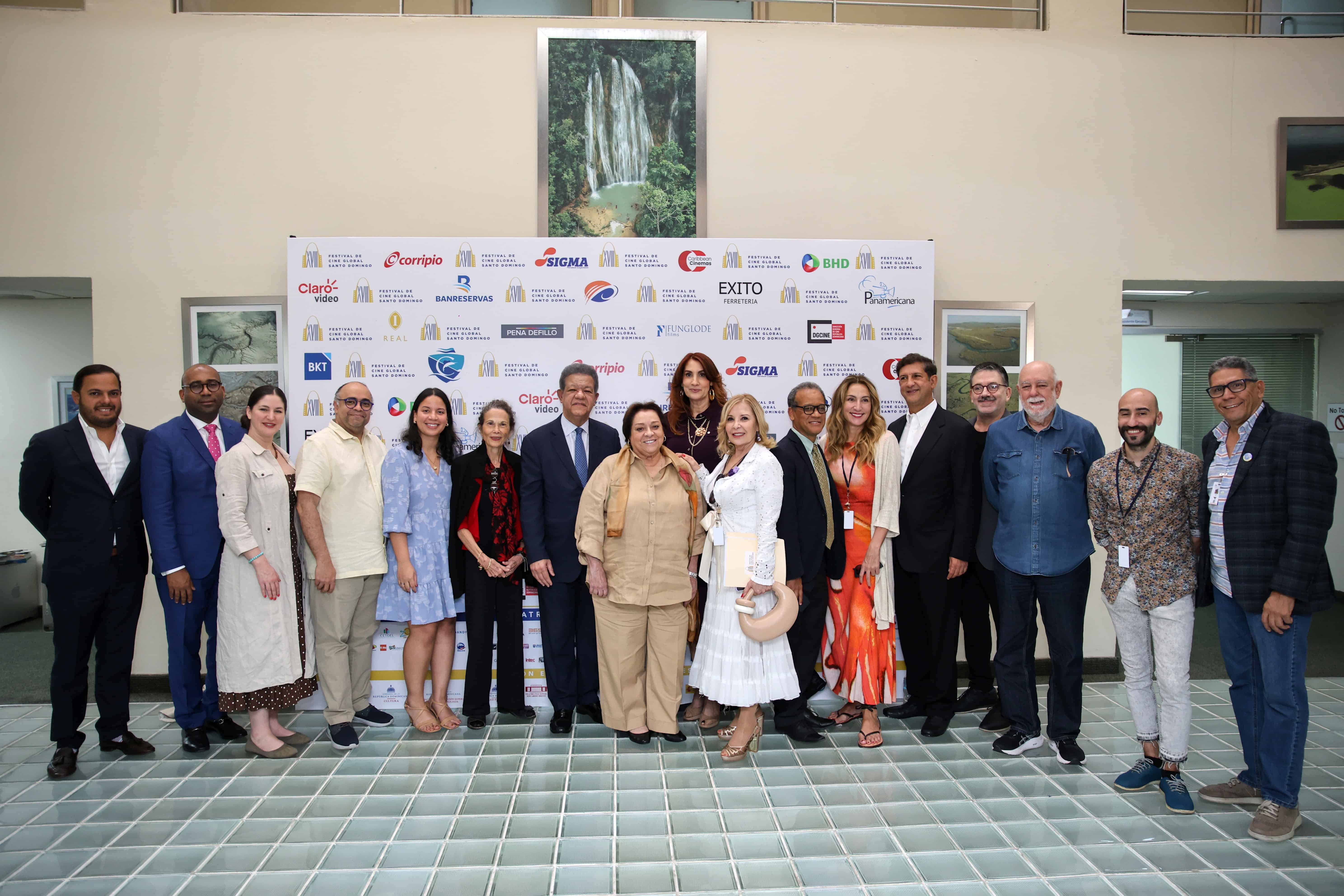 El presidente de Funglode, Leonel Fern&aacute;ndez junto a sus invitados.