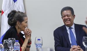 Encuentro cultural: Julia &Aacute;lvarez y empresarios en el Festival de Cine Global Santo Domingo