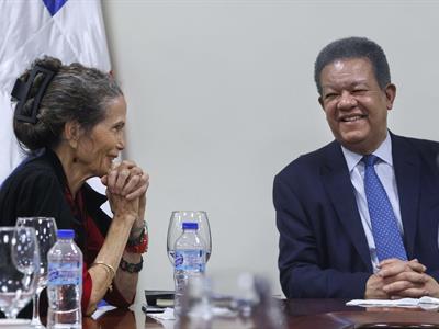 Leonel Fernández recibe a Julia Álvarez en Funglode