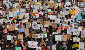 Miles de personas marchan en Mine&aacute;polis contra redadas de migrantes del gobierno Trump