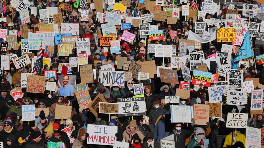 Miles de personas marchan en Mine&aacute;polis contra redadas de migrantes del gobierno Trump