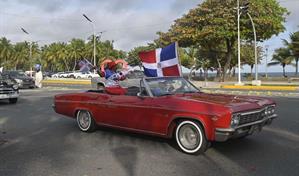 Caravana por la Patria 2026 realiza desfile de autos cl&aacute;sicos por el Malec&oacute;n