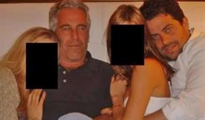El director del documental sobre Melania Trump fotografiado abrazando a mujer en archivos de Epstein