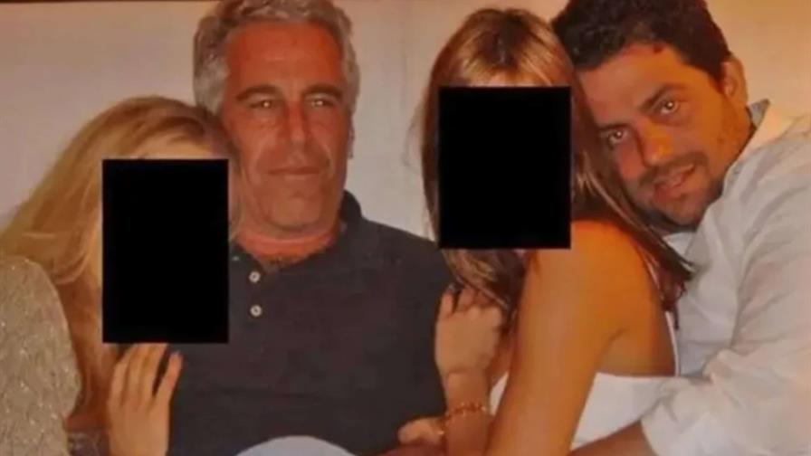 El director del documental sobre Melania Trump fotografiado abrazando a mujer en archivos de Epstein El director del documental sobre Melania Trump fotografiado abrazando a mujer en archivos de Epstein