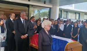 Sepultan los restos de Ram&oacute;n Alburquerque tras amplias honras f&uacute;nebres