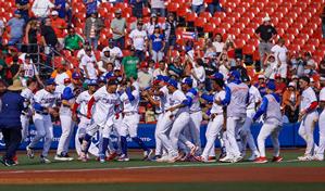Video | Santurce deja tendido a Culiac&aacute;n en arranque de Serie del Caribe