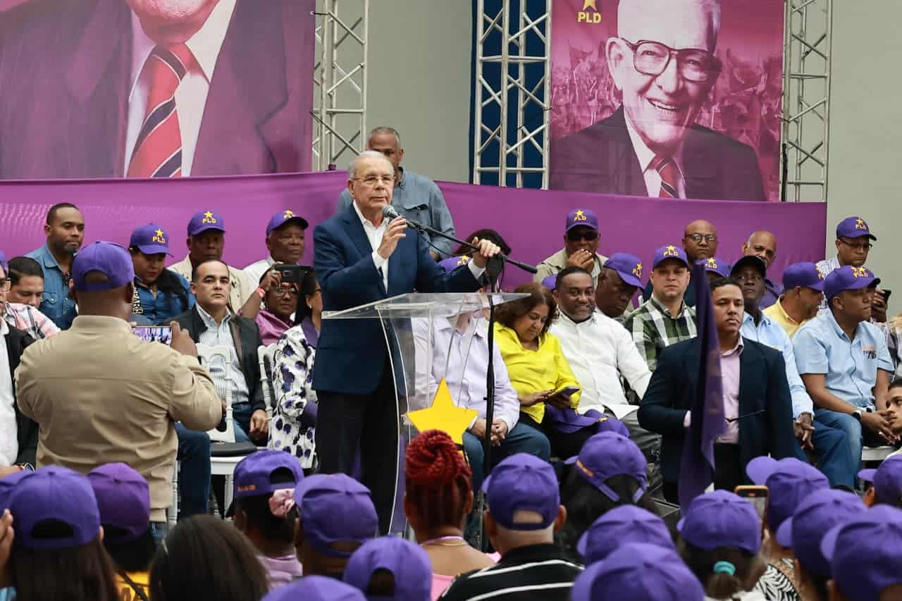 Danilo Medina juramentó a jóvenes de Santo Domingo Norte en el PLD. 