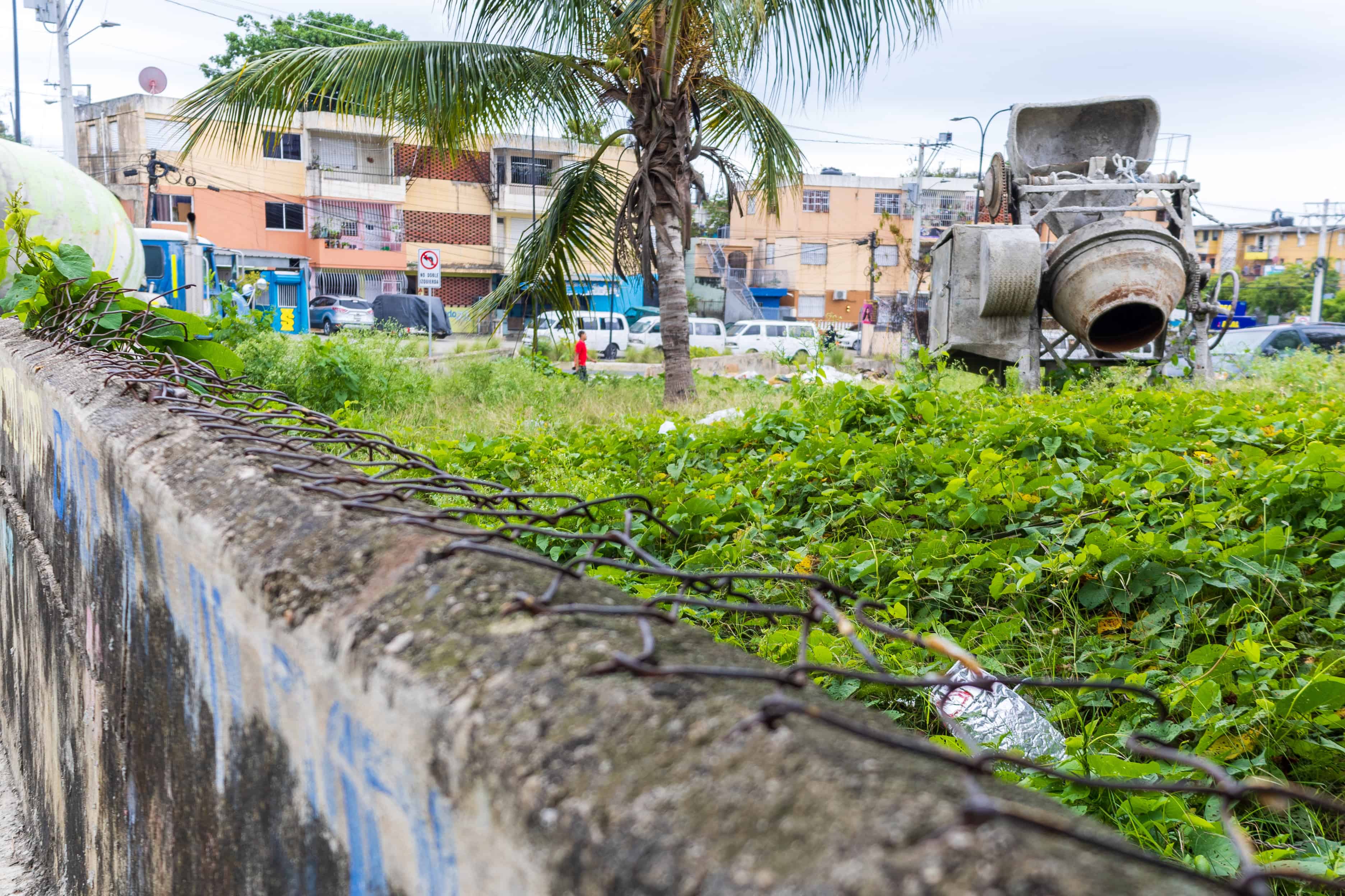 El espacio estaba cercado con malla ciclónica, pero antisociales las han cortado para venderla a metaleras.