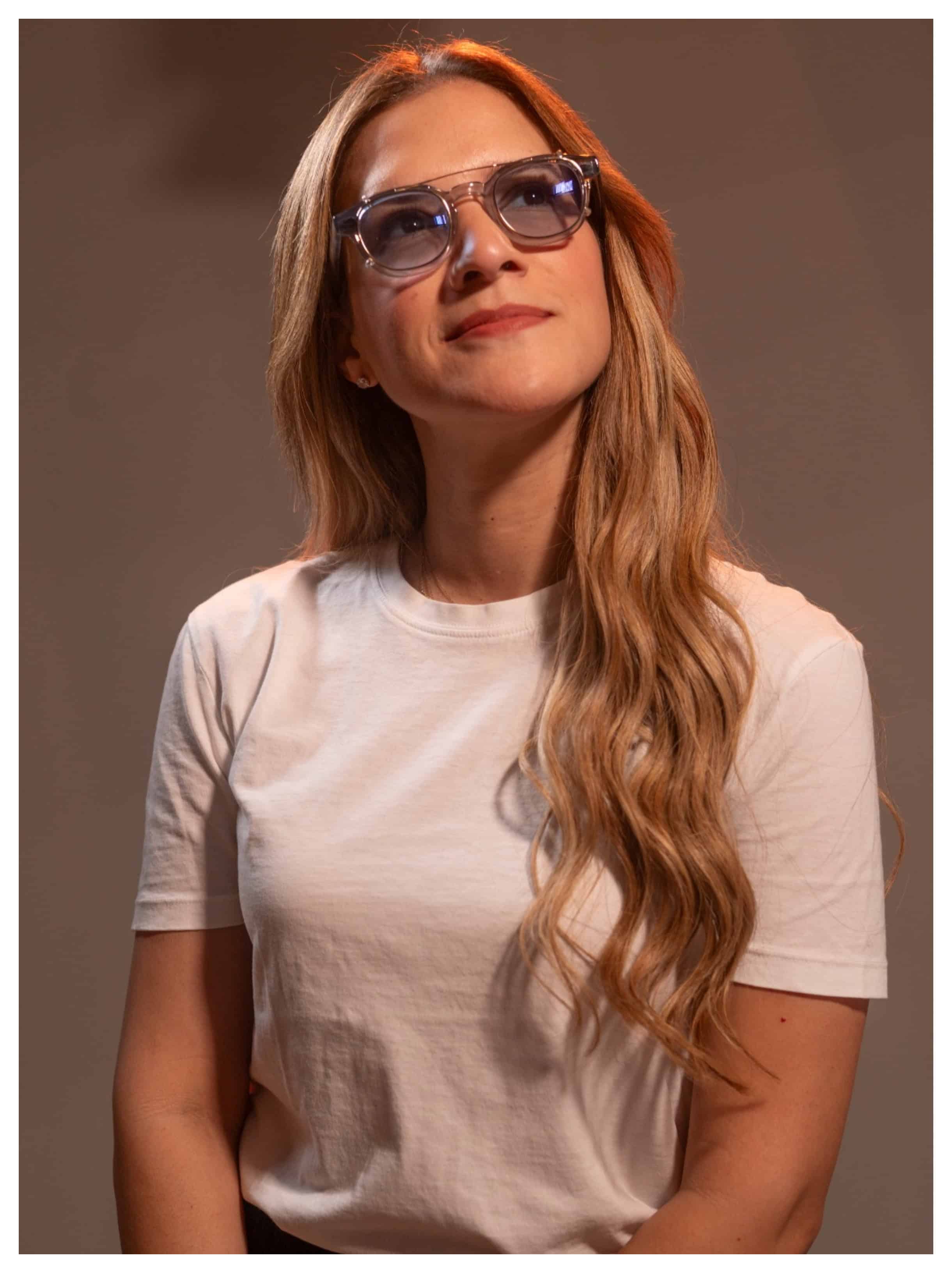 La artista Nathalie Hazim posa tras su entrevista en Diario Libre. (NELSON PULIDO)