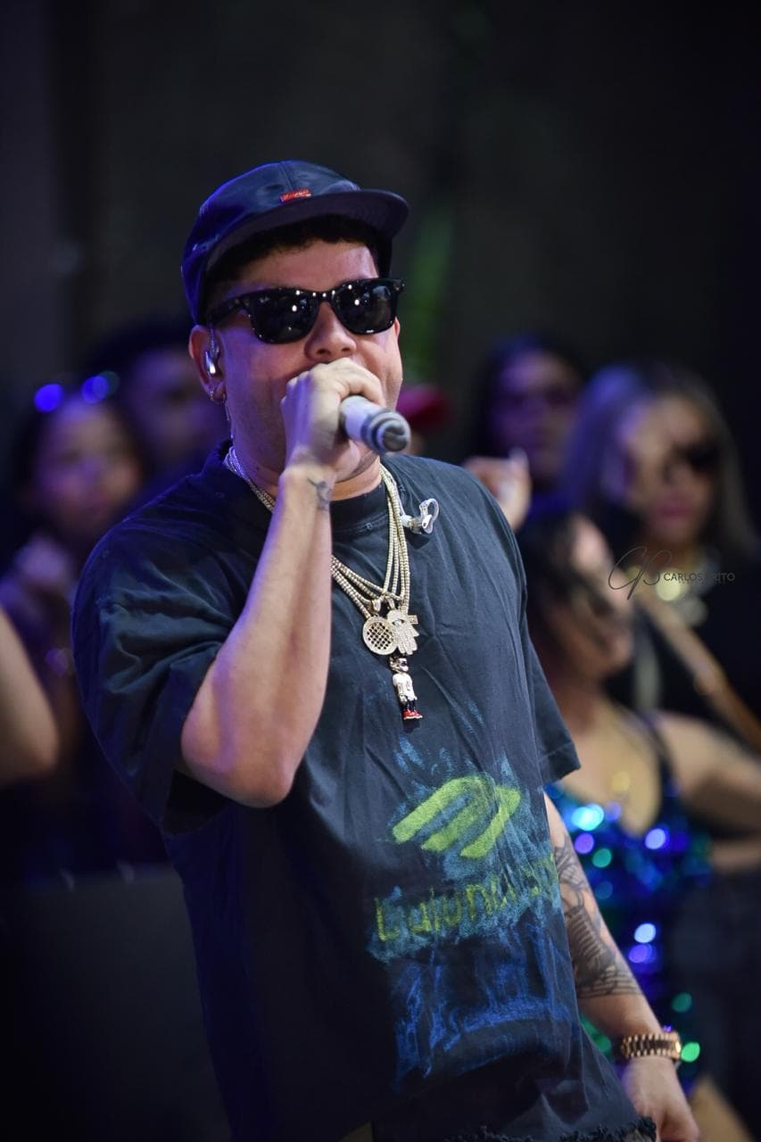 El cantante urbano Shadow Blow en tarima del carnaval Vegano.