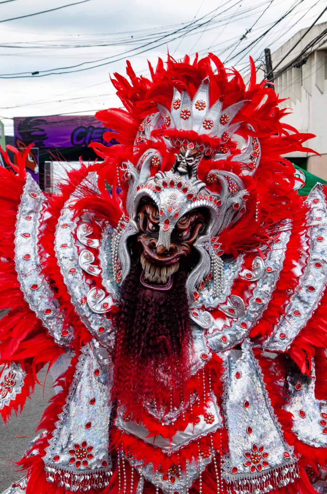 Los diablos cojuelos desfilan por las calles de La Vega.