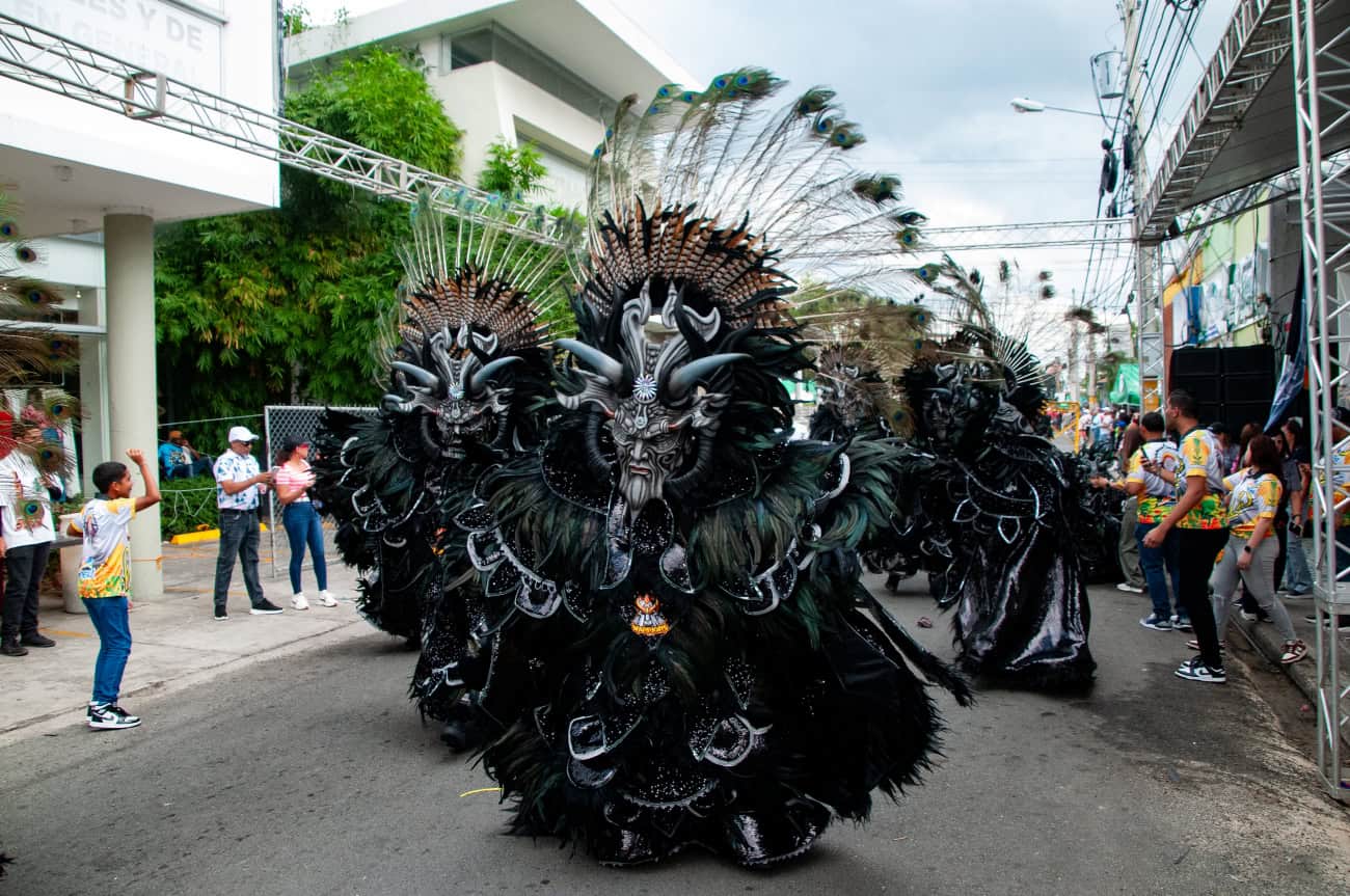 La identidad cultural vegana se expresa a trav&eacute;s de las comparsas en la apertura del carnaval.
