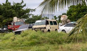 Chatarras y camiones desplazan &aacute;rea verde en distribuidor de la avenida Padre Castellanos