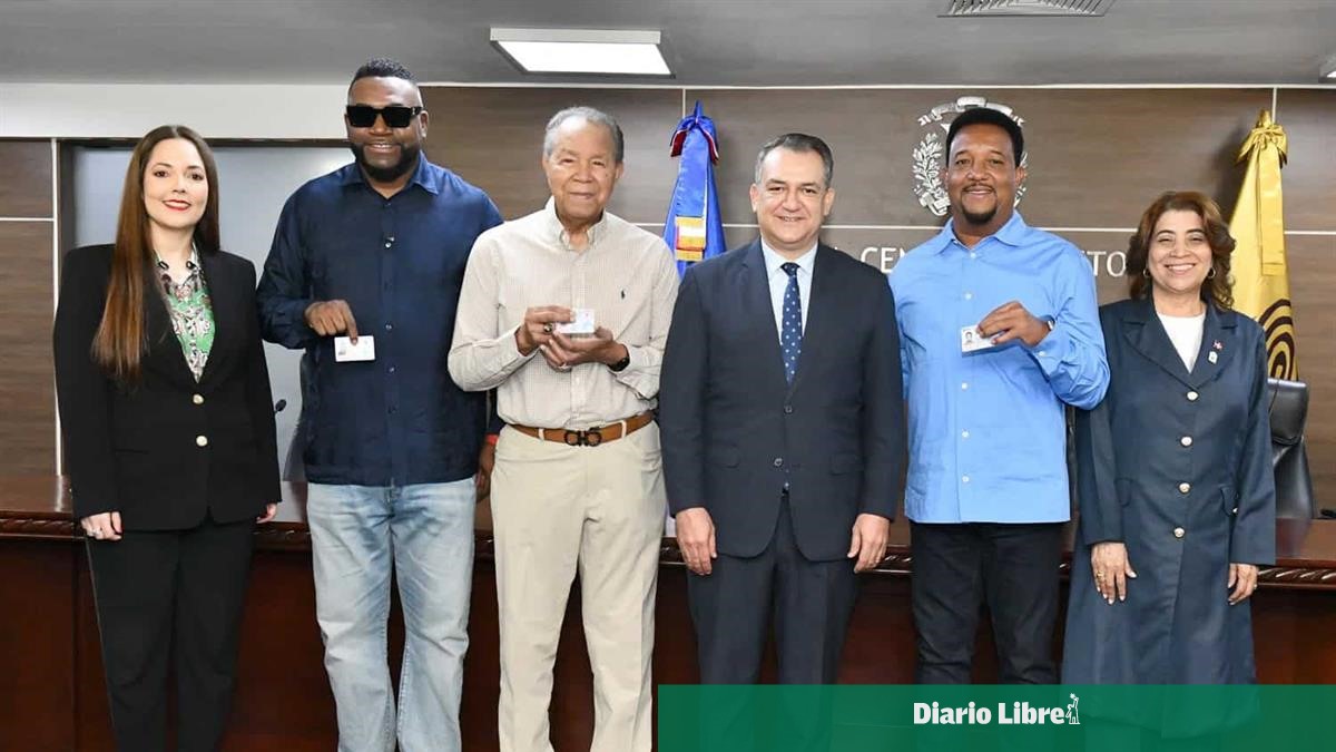 Dan cédula a personas con discapacidad y figuras del Salón de la Fama