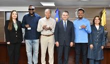 JCE entrega nueva c&eacute;dula a personas con discapacidad y miembros del Sal&oacute;n de la Fama