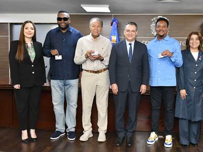 Dan cédula a personas con discapacidad y figuras del Salón de la Fama