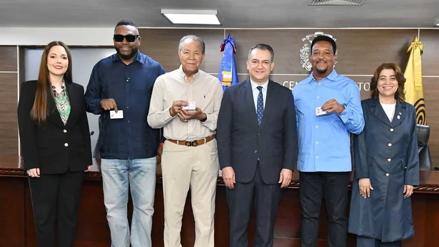 JCE entrega nueva cédula a personas con discapacidad y miembros del Salón de la Fama JCE entrega nueva cédula a personas con discapacidad y miembros del Salón de la Fama