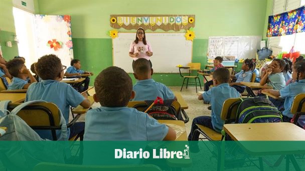 Dolor, estrés y pensión: el costo en salud de los maestros en RD