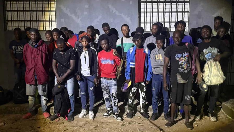 El Ej&eacute;rcito detiene camioneta con 26 haitianos indocumentados en Constanza