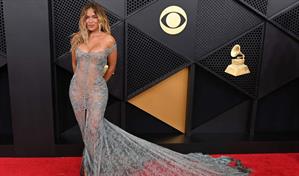 Plumas, brillos y transparencias, protagonistas de la alfombra roja de los Grammy
