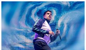 Video del momento en que el rapero espa&ntilde;ol Delaossa cae desde 20 metros de altura en pleno concierto