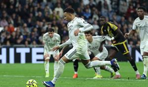 El Real Madrid mantiene el pulso entre silbidos