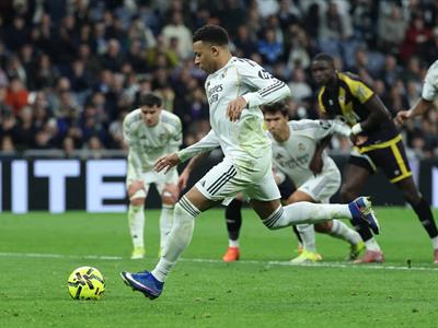 LaLiga: El Real Madrid mantiene el pulso entre silbidos