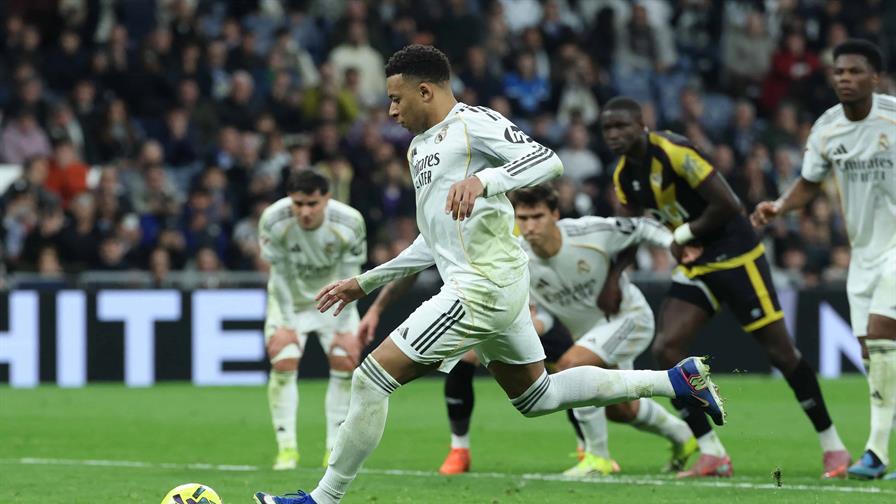 El Real Madrid mantiene el pulso entre silbidos El Real Madrid mantiene el pulso entre silbidos