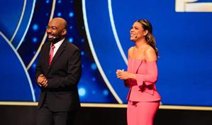 La periodista Paola Cabrera cumple un sue&ntilde;o al presentar el Premio Nacional de la Juventud 2026