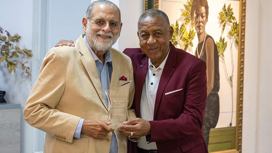 Pedro Ramón López Oliver recibe reconocimiento por sus aportes al arte visual dominicano Pedro Ramón López Oliver recibe reconocimiento por sus aportes al arte visual dominicano