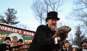 La marmota Phil vaticina seis semanas m&aacute;s de invierno en EE. UU. al ver su sombra