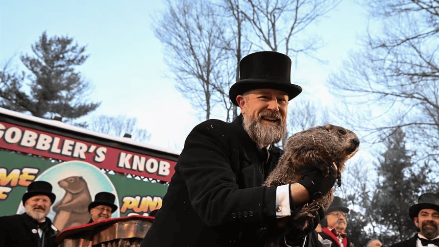 La marmota Phil vaticina seis semanas m&aacute;s de invierno en EE. UU. al ver su sombra