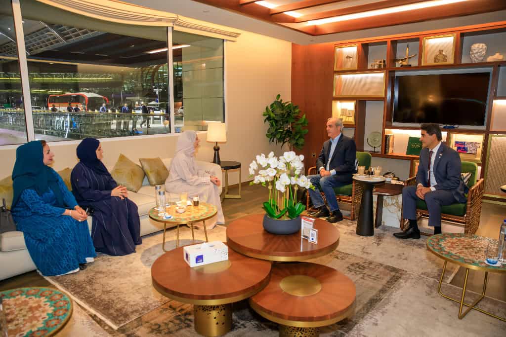 El presidente Luis Abinader conversando con diversas autoridades internacionales a su llegada a los Emiratos Árabes Unidos (EUA), para participar en la Cumbre Mundial de Gobiernos 2026 (World Governments Summit – WGS) este 2 de febrero de 2026.