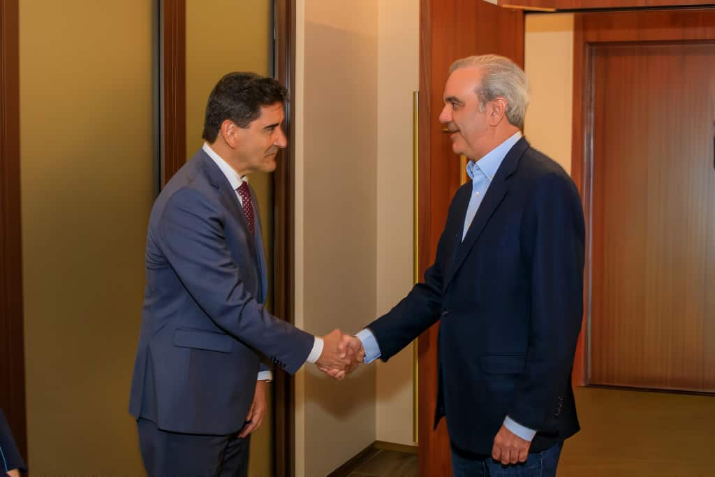 El presidente Luis Abinader junto al embajador de la República Dominicana ante los EAU, Renso Antonio Herrera Franco.