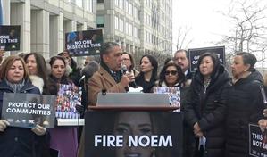 Adriano Espaillat pide la dimisi&oacute;n de la secretaria de Seguridad Nacional y acabar con el ICE