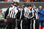 Arbitrar en el Super Bowl y volver a la oficina: la atípica vida de los réferis de la NFL