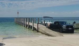 Adolescente nada por horas para salvar a familia perdida frente a costa de Australia