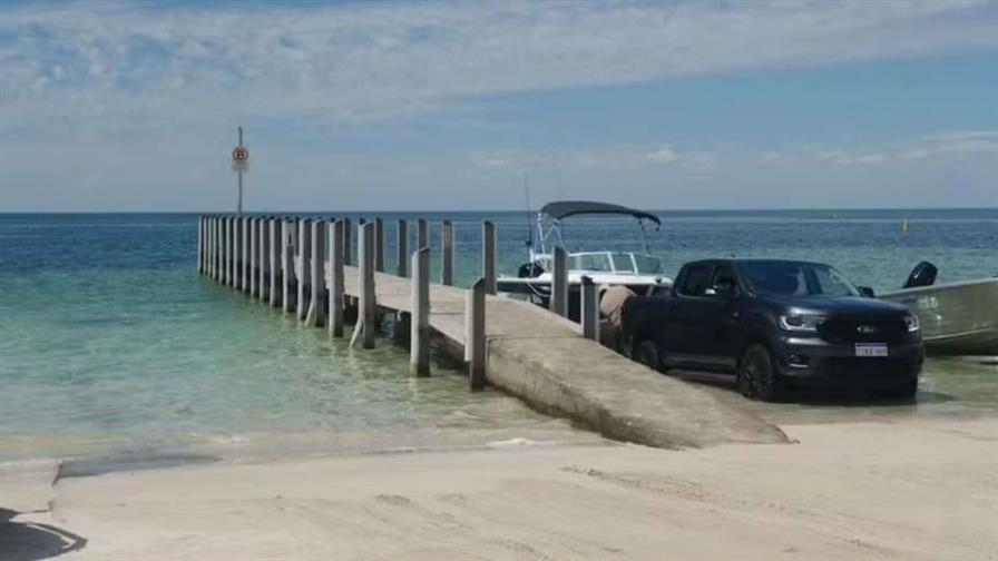 Adolescente nada por horas para salvar a familia perdida frente a costa de Australia