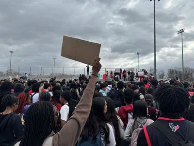 Texas evalúa sanciones contra escuelas por protestas estudiantiles