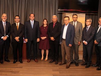 UNE juramenta nueva directiva