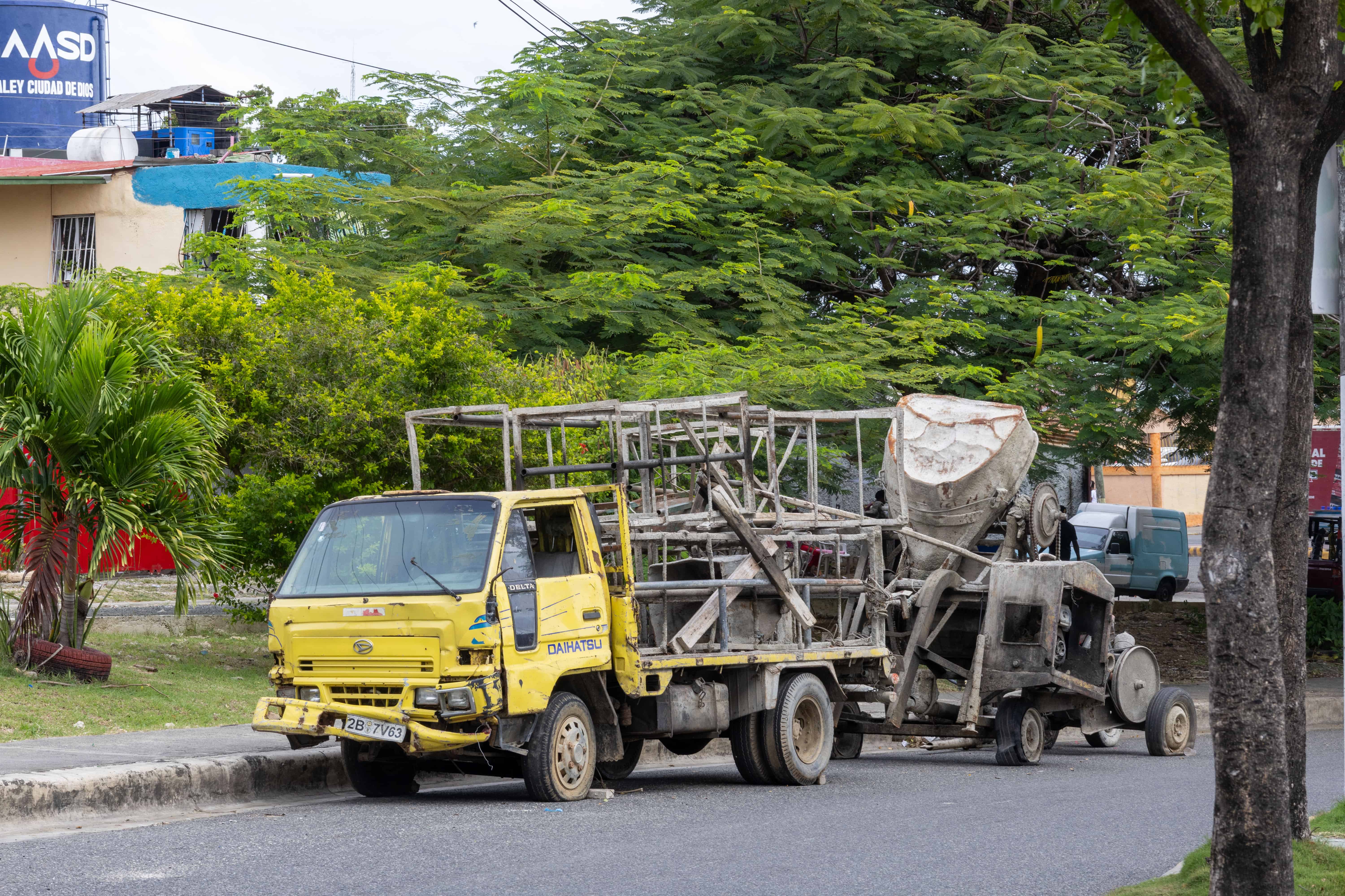 Ahora algunos camiones sacados del área verde se estacionan en las calles colindantes.