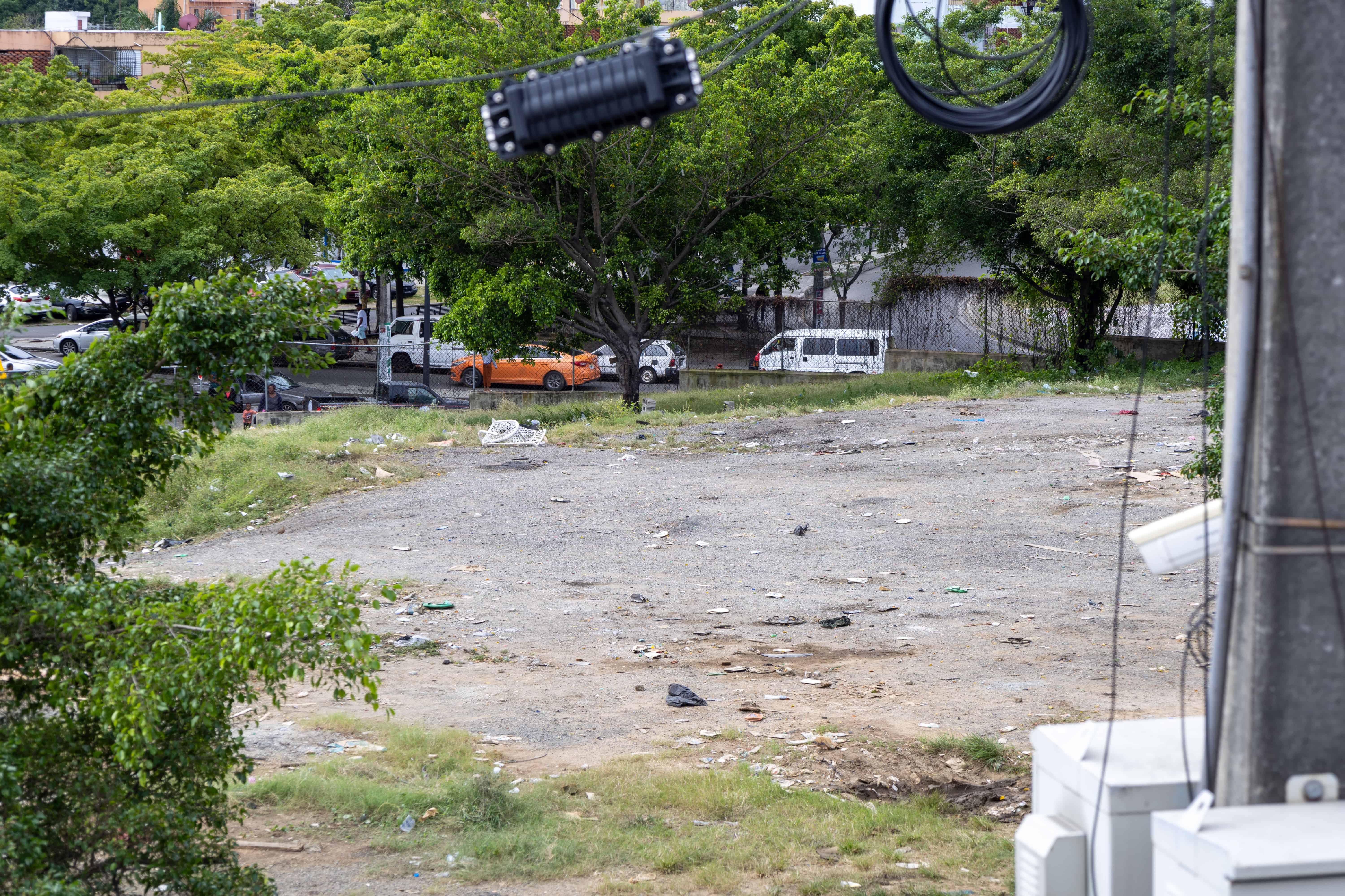 El área verde era utilizada para estacionar camiones de particulares.