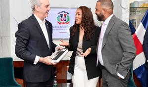 Abinader se re&uacute;ne con dominicanos en Emiratos &Aacute;rabes Unidos y resalta su aporte al pa&iacute;s