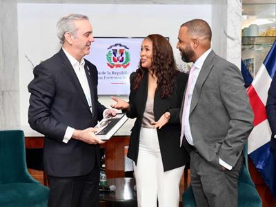 Abinader se reúne con la diáspora dominicana en Emiratos Árabes