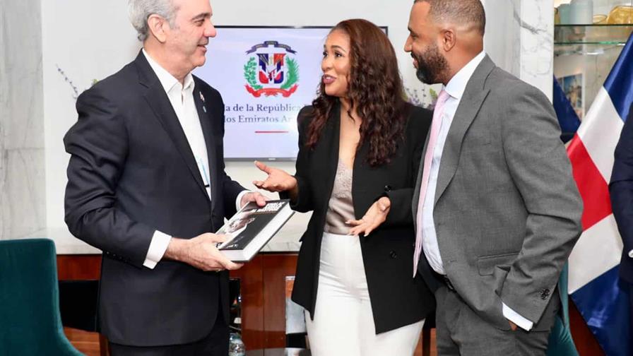 Abinader se re&uacute;ne con dominicanos en Emiratos &Aacute;rabes Unidos y resalta su aporte al pa&iacute;s