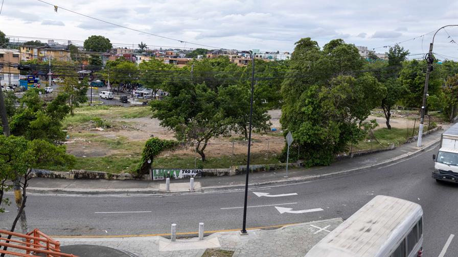 Alcald&iacute;a del Distrito Nacional desaloja chatarras y g&uuml;inches de &aacute;rea verde del puente de la 17