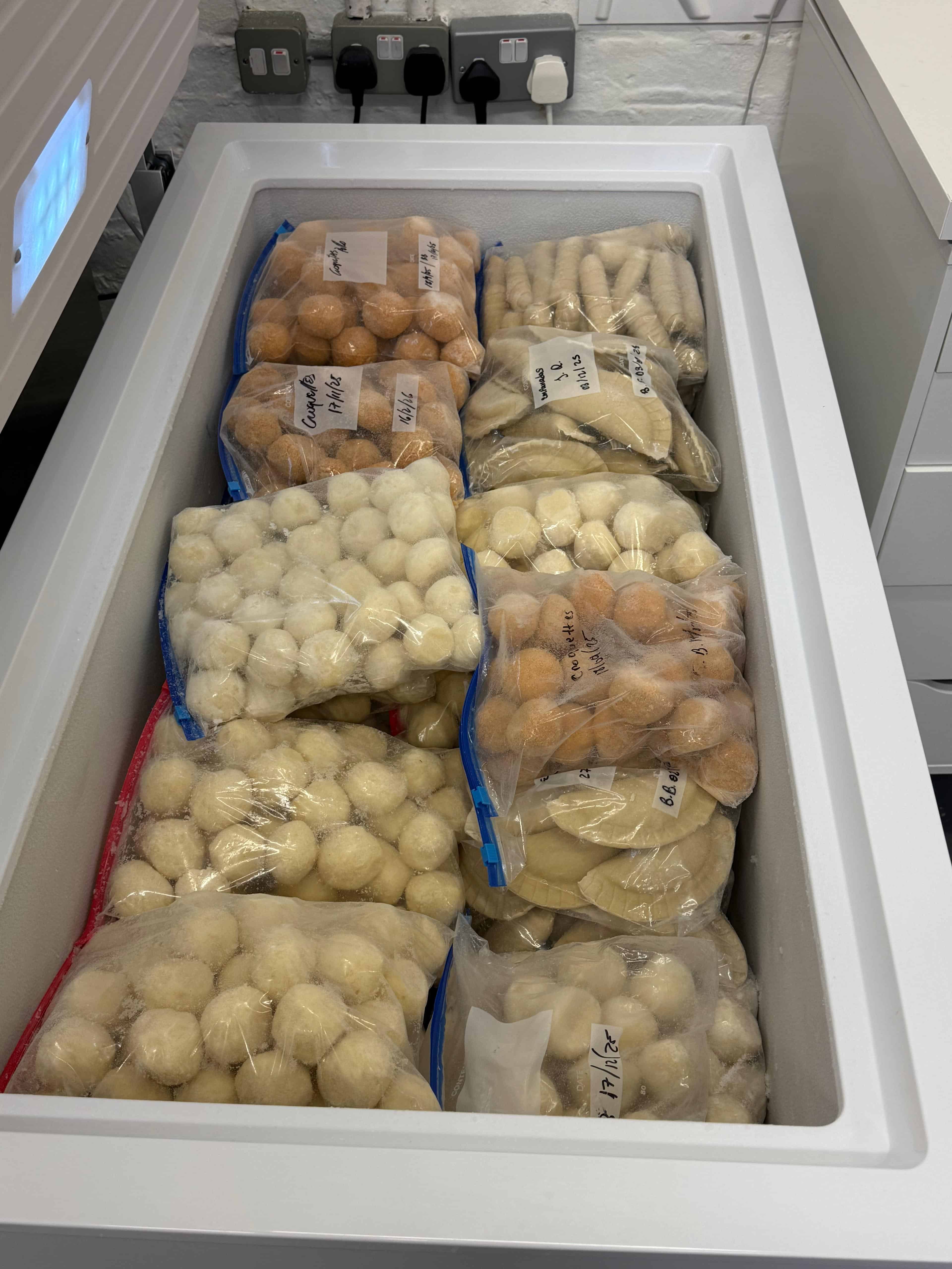 Producci&oacute;n de la picadera dominicana en el local de Kylie's Dominican Bakery en Londres. 