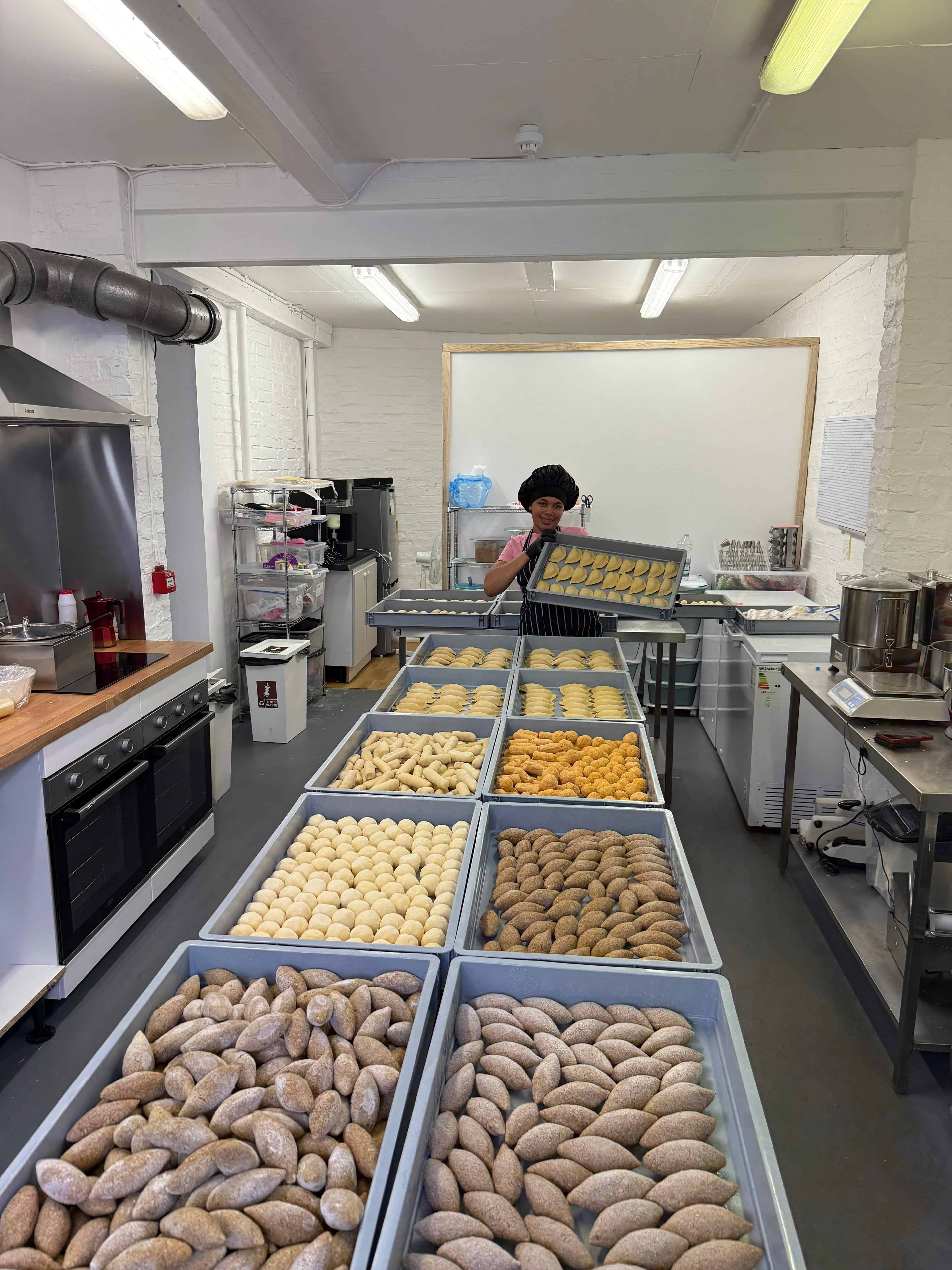 Luisa Sosa muestra la producci&oacute;n de la picadera dominicana en su local en Londres. <br>