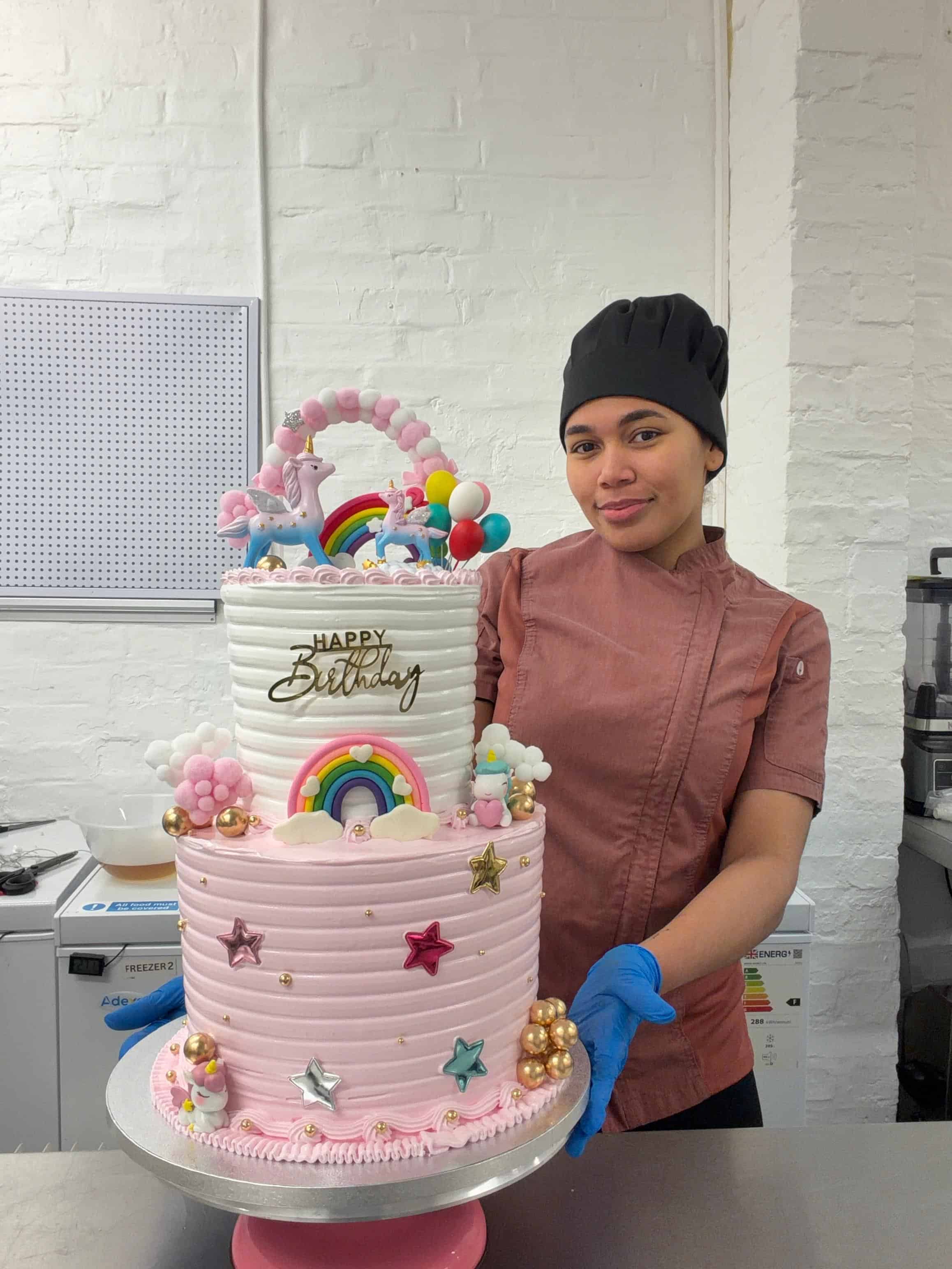 Luisa Sosa muestra una de sus producciones. 