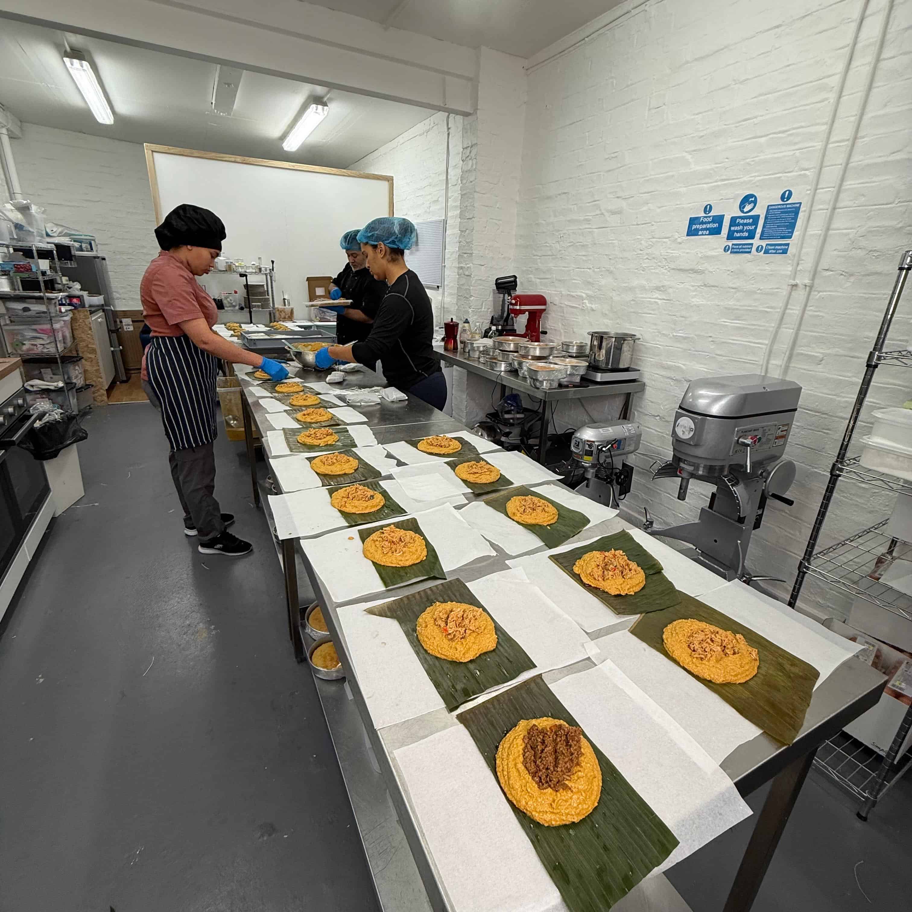 Luisa Sosa, Jos&eacute; Casasnovas y una ayudante preparan pasteles en hoja.<br>